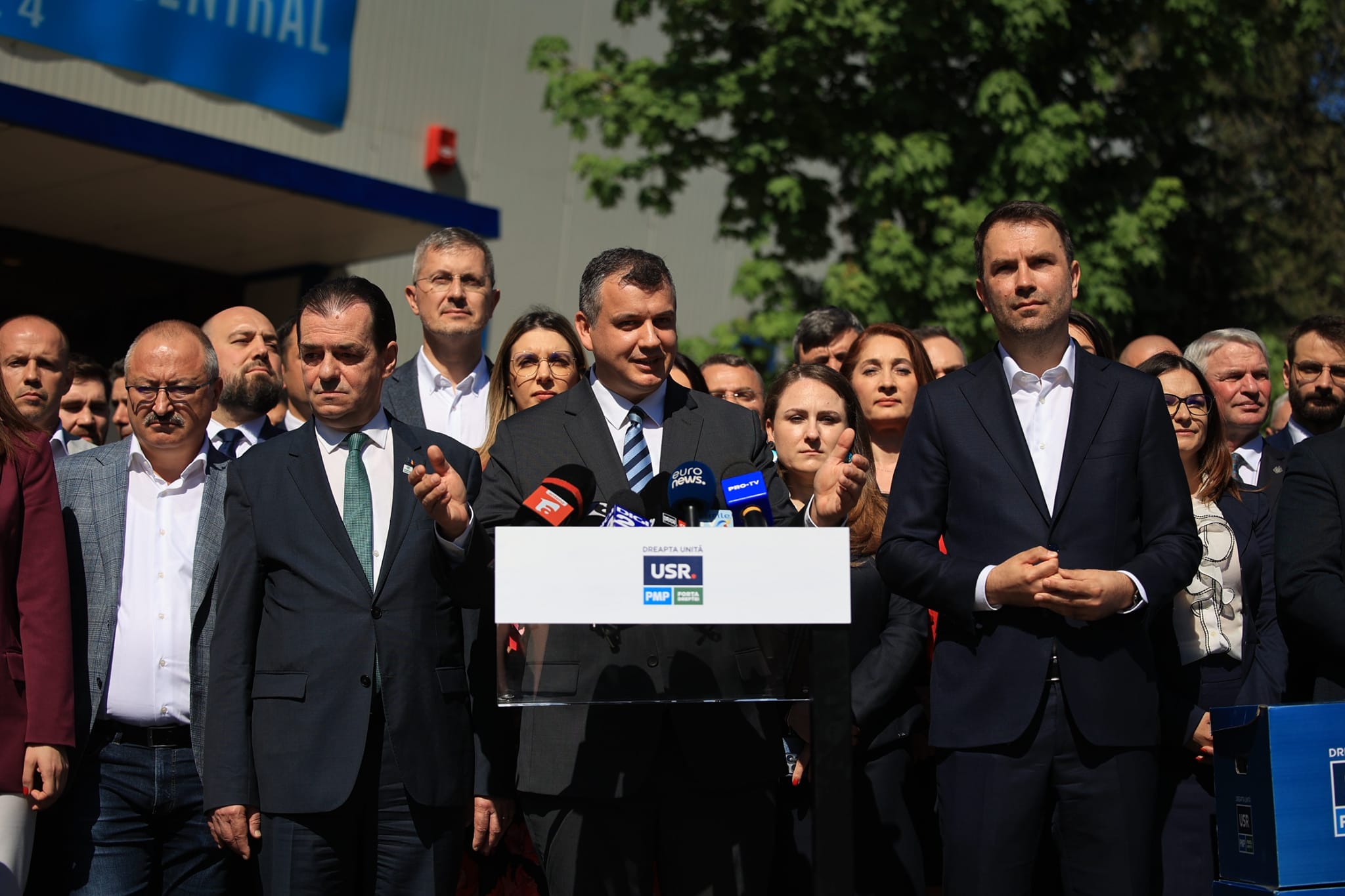 Dreapta Unită a depus la Biroul Electoral Central lista de candidaţi la alegerile europarlamentare, însoţită de peste 530.000 de semnături de susţinere
